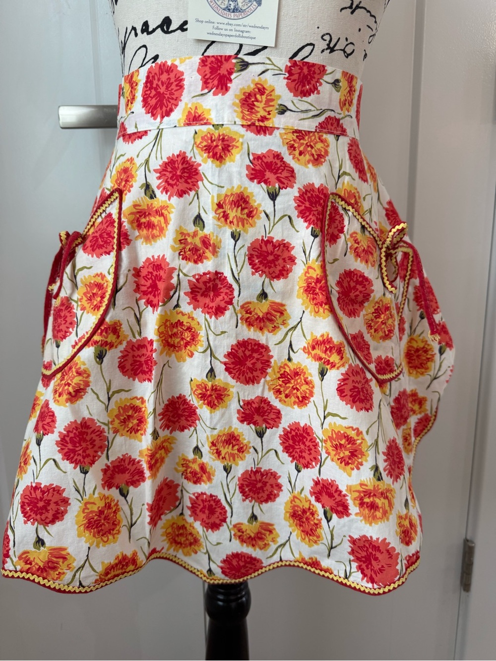 VTG Stunning APRON w/POCKETS “Vibrant Red & Yellow Carnations” Red & Yellow Trim